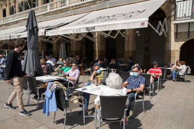 El sol y las altas temperaturas animaron a los pamploneses a disfrutar del primer domingo de Semana Santa en los bares