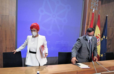 Javier Remírez, y la consejera de Salud, Santos Induráin, en la sala de prensa del Palacio de Navarra.