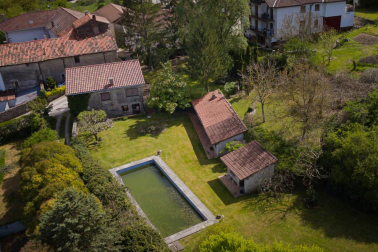 La vivienda, rodeada de un maravilloso jardín, está en una parcela de 2.500 m2