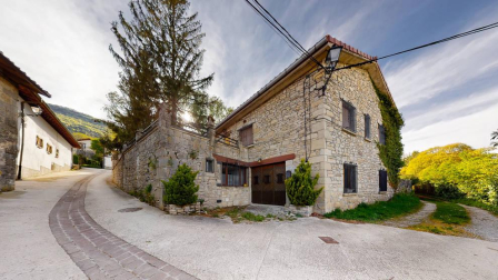 La vivienda, rodeada de un maravilloso jardín, está en una parcela de 2.500 m2