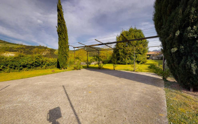 La vivienda, rodeada de un maravilloso jardín, está en una parcela de 2.500 m2