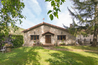 La vivienda, rodeada de un maravilloso jardín, está en una parcela de 2.500 m2