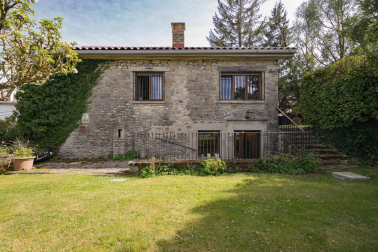 La vivienda, rodeada de un maravilloso jardín, está en una parcela de 2.500 m2