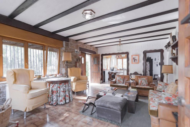 La vivienda, rodeada de un maravilloso jardín, está en una parcela de 2.500 m2