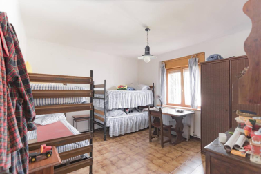 La vivienda, rodeada de un maravilloso jardín, está en una parcela de 2.500 m2