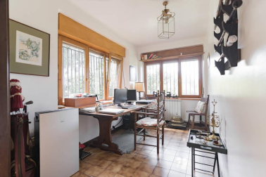 La vivienda, rodeada de un maravilloso jardín, está en una parcela de 2.500 m2
