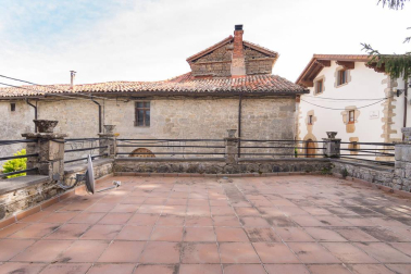 La vivienda, rodeada de un maravilloso jardín, está en una parcela de 2.500 m2