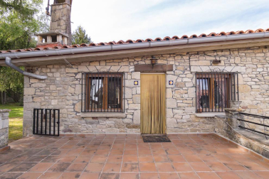 La vivienda, rodeada de un maravilloso jardín, está en una parcela de 2.500 m2