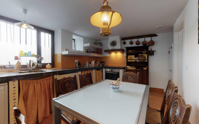 La vivienda, rodeada de un maravilloso jardín, está en una parcela de 2.500 m2