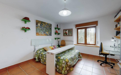 La vivienda, rodeada de un maravilloso jardín, está en una parcela de 2.500 m2