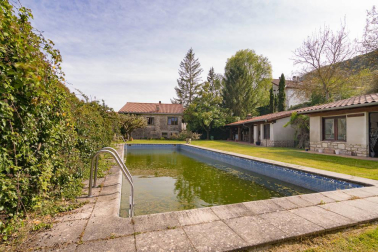 La vivienda, rodeada de un maravilloso jardín, está en una parcela de 2.500 m2