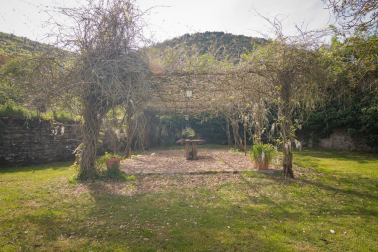 La vivienda, rodeada de un maravilloso jardín, está en una parcela de 2.500 m2