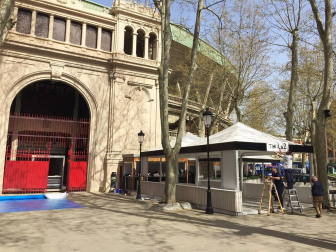 Los bares que han colocado terrazas para atender al público en el exterior del coso taurino ultiman los trabajos antes de la apertura, el 1 de abril.