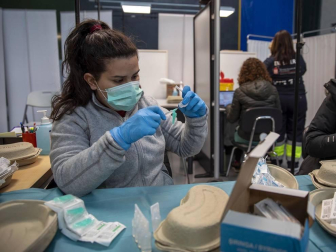 Fotos de la vacunación en el frontón de la UPNA el jueves.