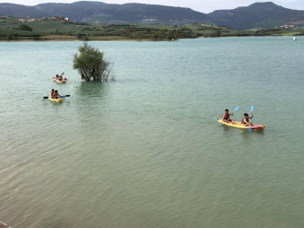 Científicos de personas disfrutan del embalse de Alloz