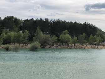 Científicos de personas disfrutan del embalse de Alloz