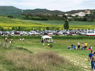 Las altas temperaturas de este sábado, 8 de mayo, han propiciado que cientos de personas sde acercaran al embalse de Alloz