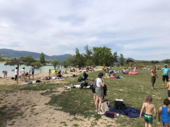 Científicos de personas disfrutan del embalse de Alloz