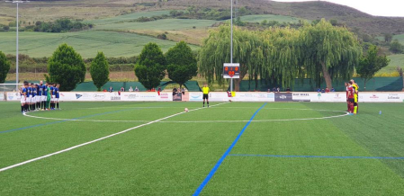 Los jugadores del Gares B recordaron al jugador Santxo Lamberto, fallecido durante un entrenamiento, durante el choque contra el Zarramonza B en el estadio Osabidea.