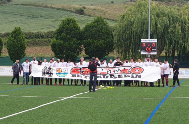 Los jugadores del Gares B recordaron al jugador Santxo Lamberto, fallecido durante un entrenamiento, durante el choque contra el Zarramonza B en el estadio Osabidea.
