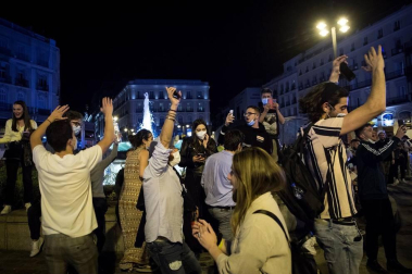 En ciudades como Madrid y Barcelona, la Policía ha tenido que intervenir ante las aglomeraciones de jóvenes sin respetar la distancia y muchos, sin mascarilla.