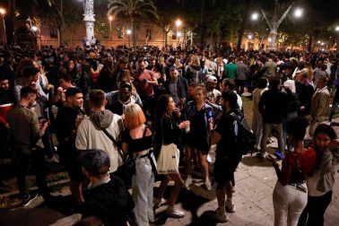 En ciudades como Madrid y Barcelona, la Policía ha tenido que intervenir ante las aglomeraciones de jóvenes sin respetar la distancia y muchos, sin mascarilla.
