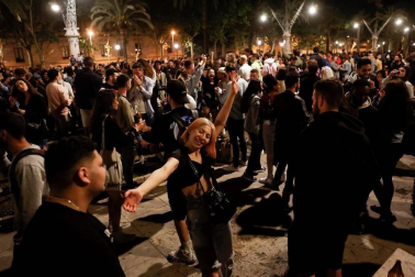 En ciudades como Madrid y Barcelona, la Policía ha tenido que intervenir ante las aglomeraciones de jóvenes sin respetar la distancia y muchos, sin mascarilla.