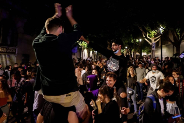 En ciudades como Madrid y Barcelona, la Policía ha tenido que intervenir ante las aglomeraciones de jóvenes sin respetar la distancia y muchos, sin mascarilla.