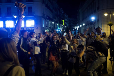 En ciudades como Madrid y Barcelona, la Policía ha tenido que intervenir ante las aglomeraciones de jóvenes sin respetar la distancia y muchos, sin mascarilla.