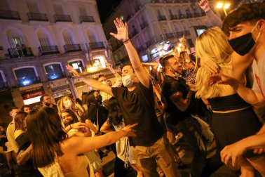 En ciudades como Madrid y Barcelona, la Policía ha tenido que intervenir ante las aglomeraciones de jóvenes sin respetar la distancia y muchos, sin mascarilla.