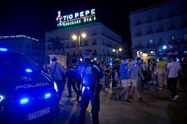 En ciudades como Madrid y Barcelona, la Policía ha tenido que intervenir ante las aglomeraciones de jóvenes sin respetar la distancia y muchos, sin mascarilla.