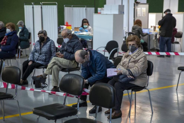 Fotos de la vacunación en el frontón de la UPNA el jueves.