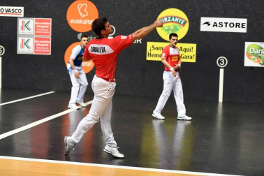 El vízcaino y el navarro se impusieron a Peña y Albisu por 22-7 en el frontón Bizkaia