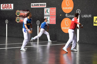 El vízcaino y el navarro se impusieron a Peña y Albisu por 22-7 en el frontón Bizkaia