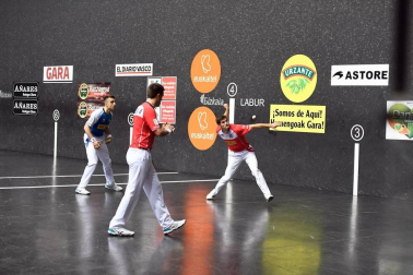 El vízcaino y el navarro se impusieron a Peña y Albisu por 22-7 en el frontón Bizkaia