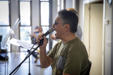 El cantante navarro y el conjunto rendirán un homenaje a Nino Bravo en un espectáculo en el Gayarre el jueves 13 y el viernes 14 de mayo.