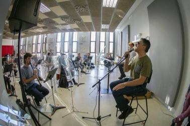 El cantante navarro y el conjunto rendirán un homenaje a Nino Bravo en un espectáculo en el Gayarre el jueves 13 y el viernes 14 de mayo.
