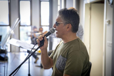 El cantante navarro y el conjunto rendirán un homenaje a Nino Bravo en un espectáculo en el Gayarre el jueves 13 y el viernes 14 de mayo.
