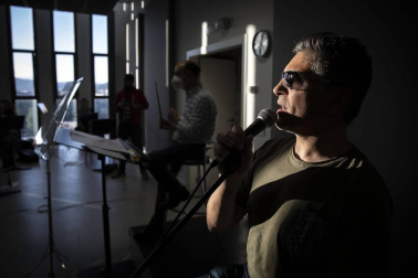El cantante navarro y el conjunto rendirán un homenaje a Nino Bravo en un espectáculo en el Gayarre el jueves 13 y el viernes 14 de mayo.