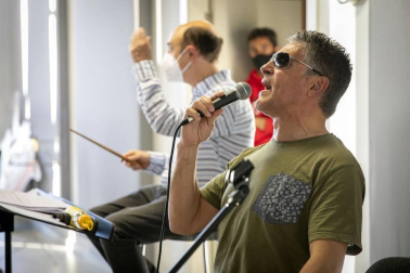 El cantante navarro y el conjunto rendirán un homenaje a Nino Bravo en un espectáculo en el Gayarre el jueves 13 y el viernes 14 de mayo.