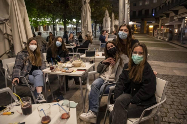 Poca gente en las terrazas de Pamplona a partir de las 23.00 horas de este martes, 11 de mayo, cuando el toque de queda ha sido levantado por el TSJN tras levantarse el estado de alarmaa