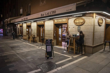 Poca gente en las terrazas de Pamplona a partir de las 23.00 horas de este martes, 11 de mayo, cuando el toque de queda ha sido levantado por el TSJN tras levantarse el estado de alarmaa