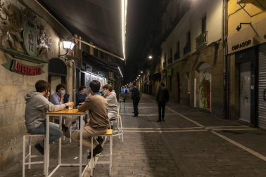 Poca gente en las terrazas de Pamplona a partir de las 23.00 horas de este martes, 11 de mayo, cuando el toque de queda ha sido levantado por el TSJN tras levantarse el estado de alarmaa