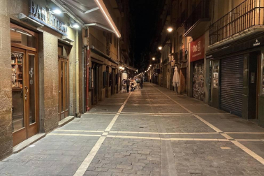 Poca gente en las terrazas de Pamplona a partir de las 23.00 horas de este martes, 11 de mayo, cuando el toque de queda ha sido levantado por el TSJN tras levantarse el estado de alarmaa