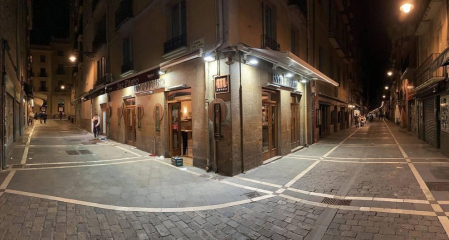 Poca gente en las terrazas de Pamplona a partir de las 23.00 horas de este martes, 11 de mayo, cuando el toque de queda ha sido levantado por el TSJN tras levantarse el estado de alarmaa
