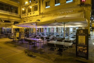 Poca gente en las terrazas de Pamplona a partir de las 23.00 horas de este martes, 11 de mayo, cuando el toque de queda ha sido levantado por el TSJN tras levantarse el estado de alarmaa