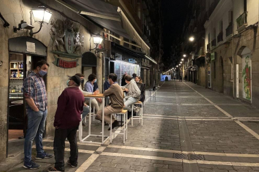Poca gente en las terrazas de Pamplona a partir de las 23.00 horas de este martes, 11 de mayo, cuando el toque de queda ha sido levantado por el TSJN tras levantarse el estado de alarmaa