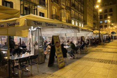 Poca gente en las terrazas de Pamplona a partir de las 23.00 horas de este martes, 11 de mayo, cuando el toque de queda ha sido levantado por el TSJN tras levantarse el estado de alarmaa