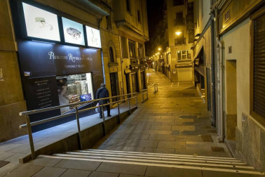 Poca gente en las terrazas de Pamplona a partir de las 23.00 horas de este martes, 11 de mayo, cuando el toque de queda ha sido levantado por el TSJN tras levantarse el estado de alarmaa