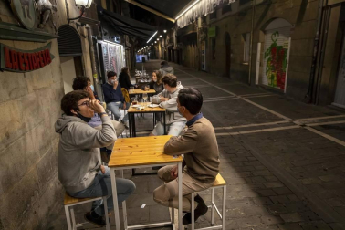Poca gente en las terrazas de Pamplona a partir de las 23.00 horas de este martes, 11 de mayo, cuando el toque de queda ha sido levantado por el TSJN tras levantarse el estado de alarmaa